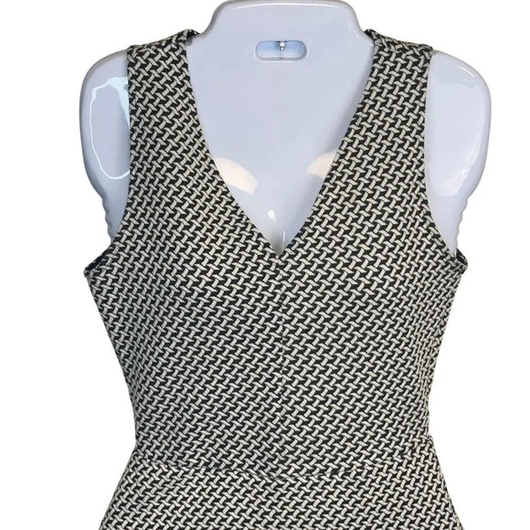 New Mango Suits Day Dress Fit and Flair Woven Back White Pattern V-Neck Womens 2 - Picture 2 of 8